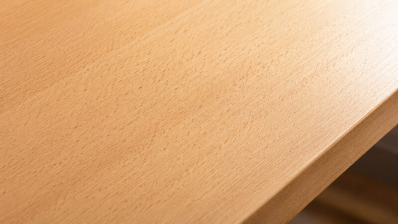 Nahaufnahme der Maserung von geöltem Buchenholz – feine gleichmäßige Poren und heller rosiger Farbton
